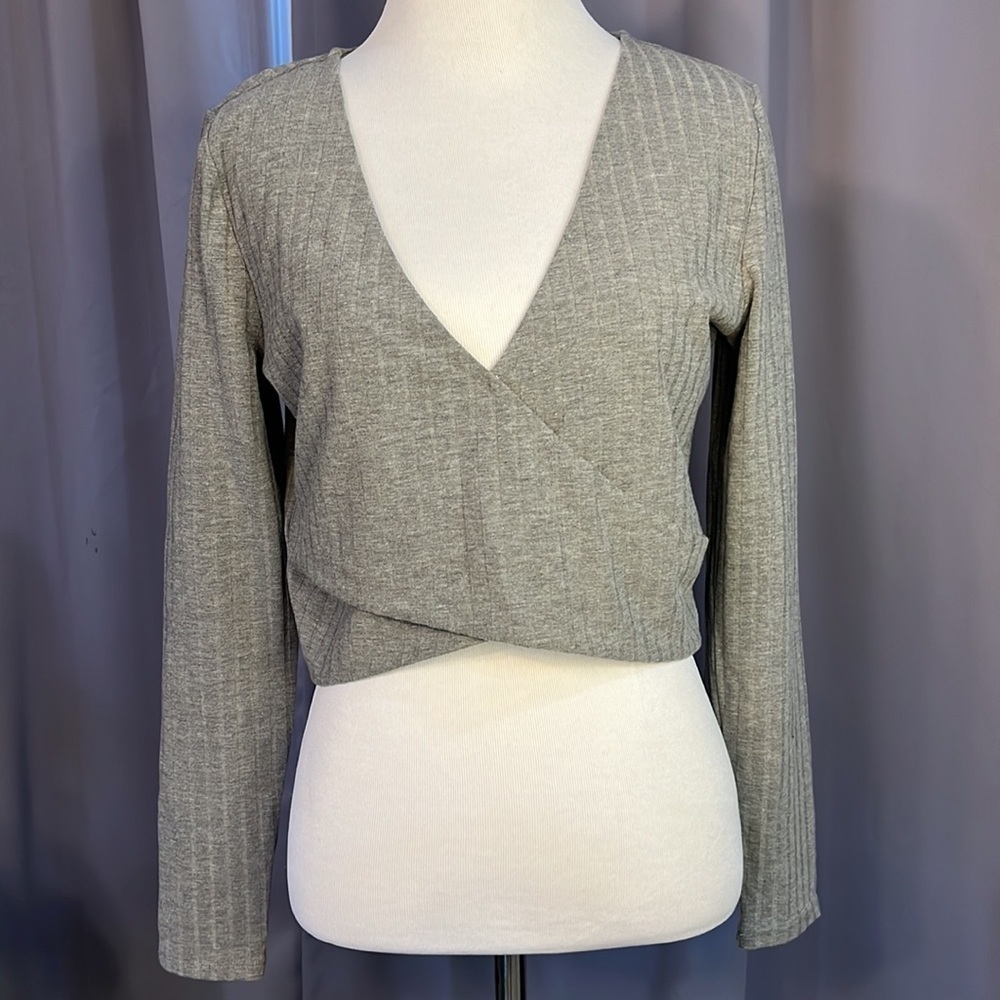 SOPHIE RUE Ribbed Surplice Neck Crop Top - Picture 5 of 7